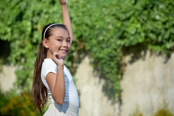 Ein Happy Cute Philippina Kid Draußen — Stockfoto