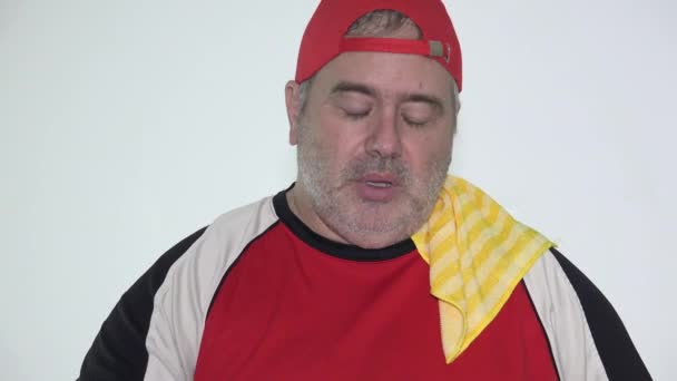 Ein älterer fetter Mann hat Probleme beim Atmen — Stockvideo