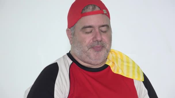 Ein müder älterer fetter Mann — Stockvideo