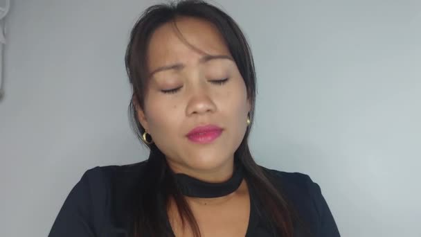 슬퍼 하는 한 젊은 아시아 여자 — 비디오
