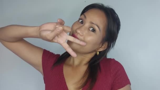 Жест мира азиатской женщины — стоковое видео