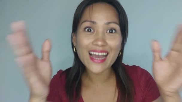 Азиатская женщина смешные лица Peekaboo — стоковое видео