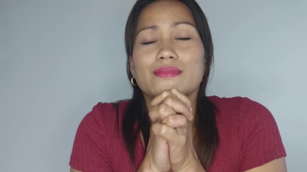 Dua eden ya da teşekkür eden Asyalı bir kadın. — Stok video