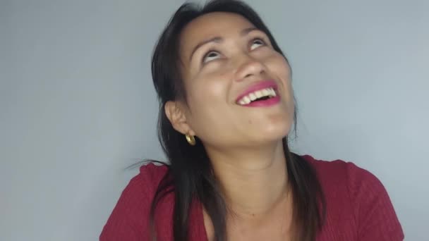 얼굴을 다듬고 있는 아름다운 아시아 여자 — 비디오