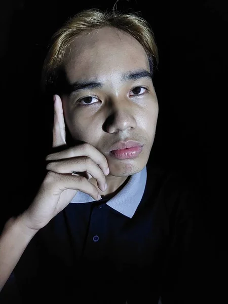 Bonito Filipino Masculino Tomar Uma Decisão Escuro — Fotografia de Stock