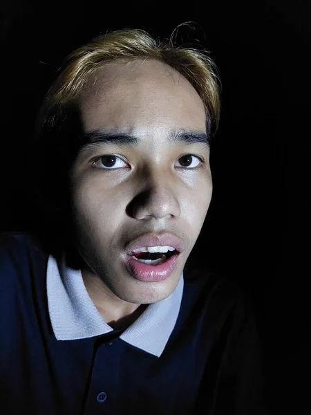 Confuso Filipino Masculino Pessoa Escuro — Fotografia de Stock