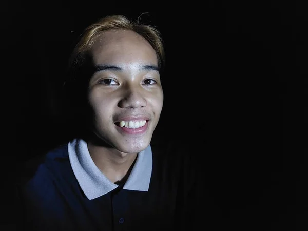 Glad Filippinsk Manlig Person Isolerad Svart — Stockfoto