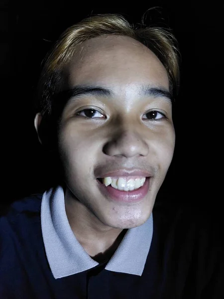 Sonriente Joven Filipina Macho Aislado Negro —  Fotos de Stock