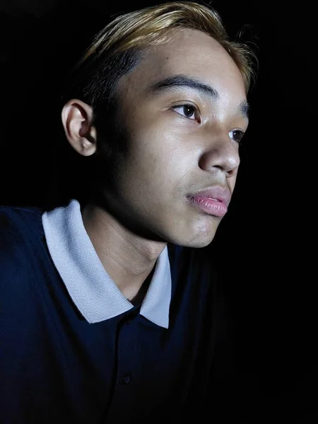 Jovem Homem Filipino Insensível Escuridão — Fotografia de Stock