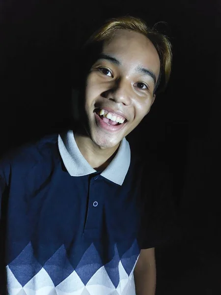 Lachen Knappe Filippijnse Man Het Donker — Stockfoto