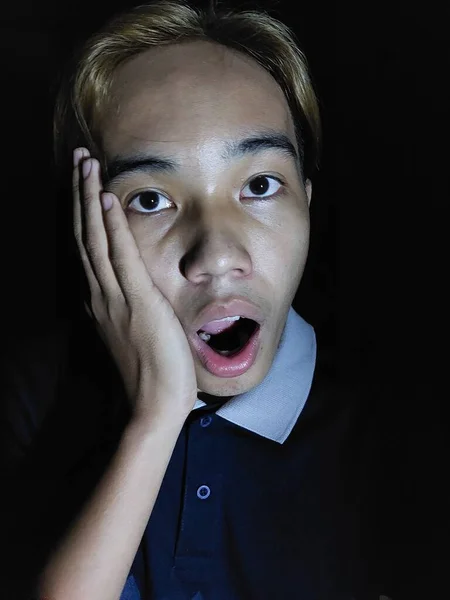 Geschokt Filipijnse Volwassene Man Geïsoleerd Zwart — Stockfoto