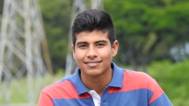 Gülümseyen Yakışıklı İspanyol Çocuk Dışarıdan