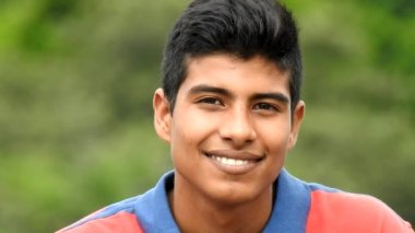 Latin bir Teen Boy Güzel Dişler