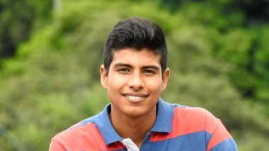 Açık havada yakışıklı bir genç.