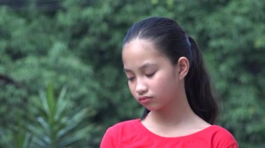 Üzgün Asyalı Genç Bir Kız