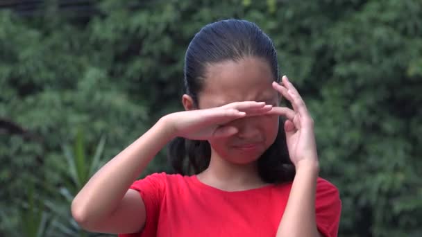 Une asiatique adolescent fille pleurer — Video