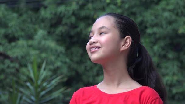 Szczęśliwa nastolatka dziewczyna z aparatem na zębach myślenie — Wideo stockowe