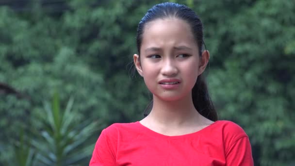 Nieszczęśliwy obrzydliwy nastolatek Azji dziewczyna — Wideo stockowe
