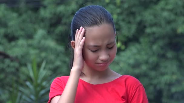 혼란에 빠진 아시아 십 대 소녀 — 비디오
