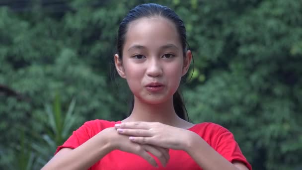 Uma menina esfregando as mãos — Vídeo de Stock
