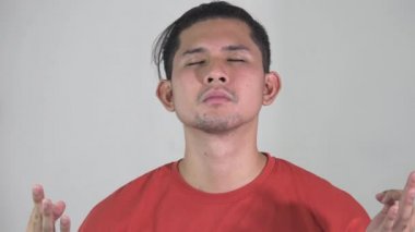 Meditasyon yapan ya da dua eden Asyalı bir adam