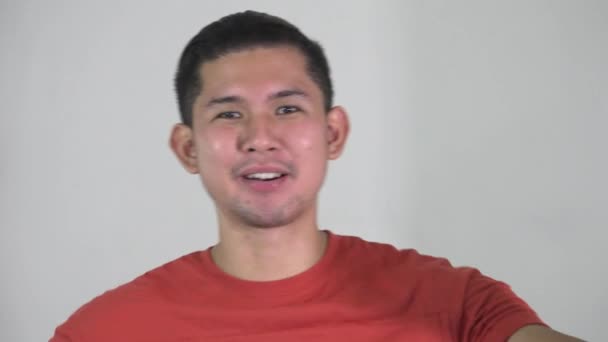 Um homem asiático feliz sorrindo — Vídeo de Stock