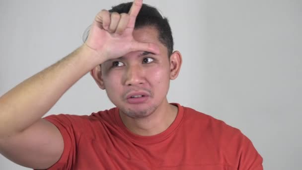 Asiatisk man mobbning eller roliga ansikten — Stockvideo