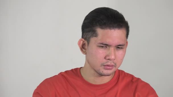 Een gestresste Aziatische man met hoofdpijn — Stockvideo