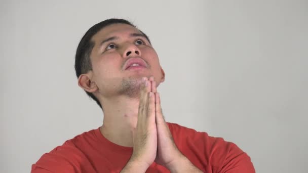 Un creștin asiatic se roagă — Videoclip de stoc