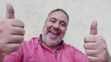 Şişman Adam Yukarı ve Aşağı Başparmağıyla