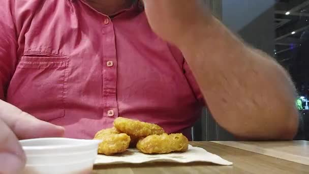 Um homem comendo Nuggets de frango Hyperlapse — Vídeo de Stock
