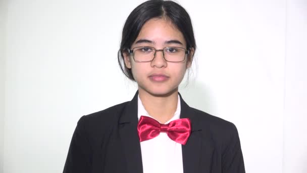 Serieuze tiener aziatisch meisje dragen bril uniform en Bowtie — Stockvideo