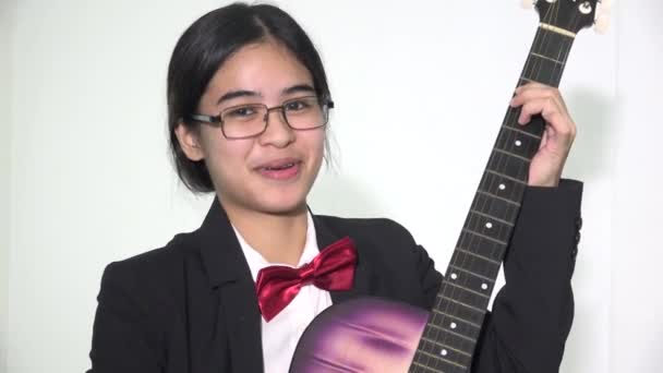 เอเชีย หญิง วัยรุ่น เพลง นักเรียน ร้องเพลง ด้วย กีตาร์ — วีดีโอสต็อก