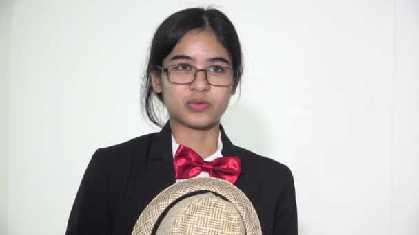 Tiener meisje student zingen met hoed — Stockvideo