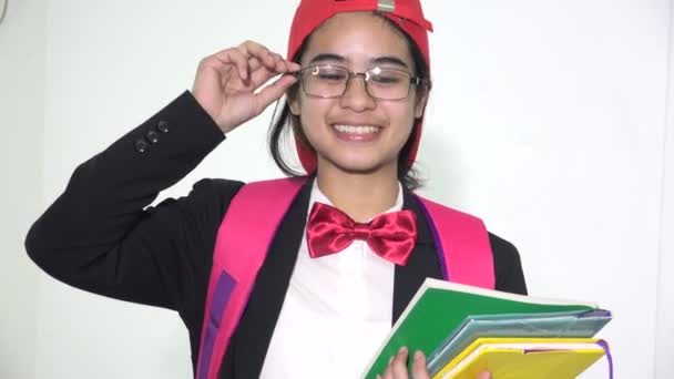 Szczęśliwy Azji nastolatek dziewczyna student pozowanie z książki — Wideo stockowe