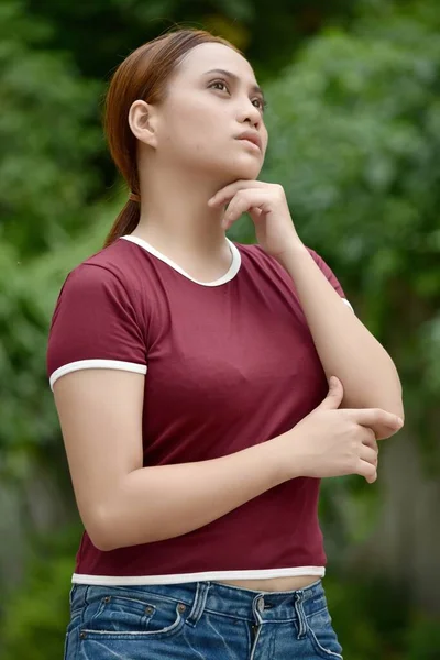 Attraktive Weibliche Und Verwirrung Tragen Tshirt — Stockfoto