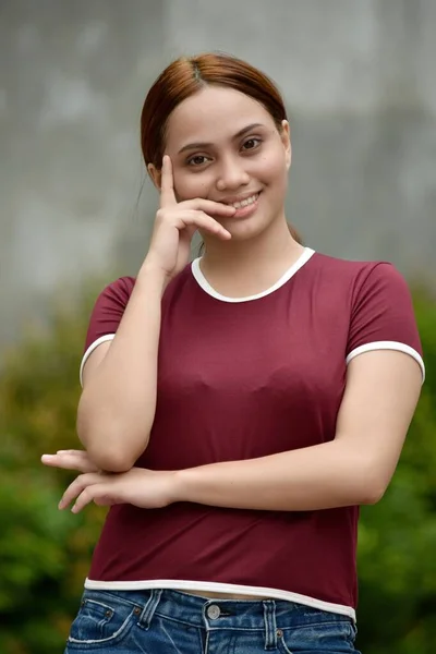 Schöne Vielseitige Weibliche Entscheidungsfindung Shirt — Stockfoto