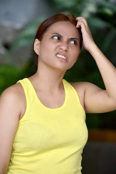 Adulto Joven Confusión Usando Camiseta —  Fotos de Stock