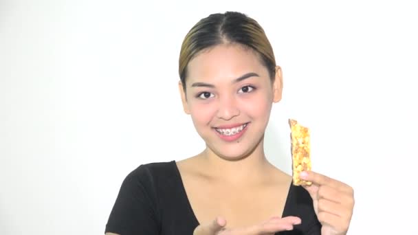 Cemilan Sehat Granola Bar Remaja Wanita — Stok Video