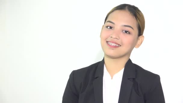 En lycklig ung kvinna med tandställning — Stockvideo