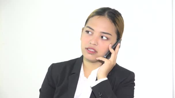 Stressad ung kvinna pratar på mobiltelefon — Stockvideo