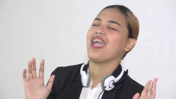 Una adolescente asiática chica cantando — Vídeos de Stock