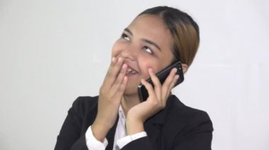 cep telefonuyla konuşan genç kız