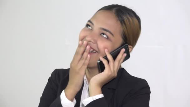 Девушка-подросток разговаривает по телефону — стоковое видео