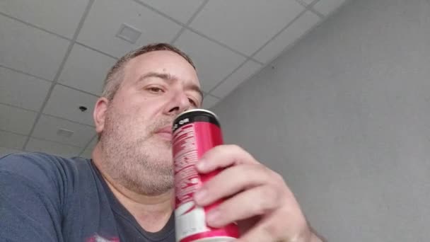 Un hombre bebiendo soda Slowmo — Vídeos de Stock