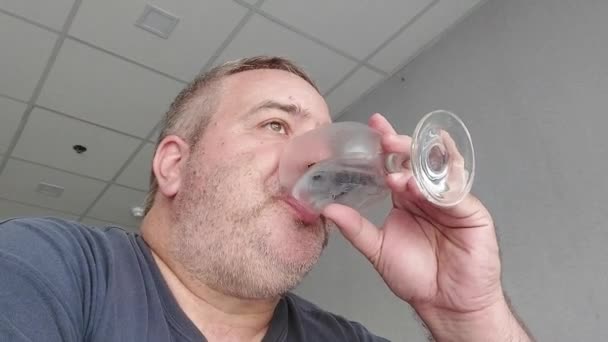 Hiperlapso de agua potable de un hombre gordo — Vídeos de Stock