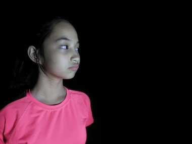 Ciddi Azınlık Kadın Cinsiyeti Siyahta Tecrit Edildi