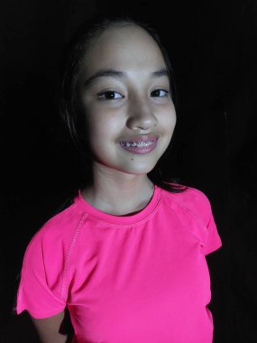 Gülümseyen Şirin Filipinli Kadın Siyahta Yalıtılmış