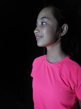 Güzel Asyalı Ergenlik ve Mutluluk Siyahta İzole Edildi