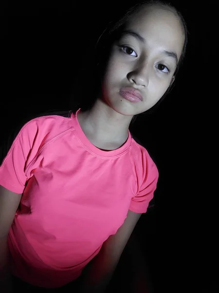 Azjatycka Nastolatka Bez Emocji Izolowana Czarno — Zdjęcie stockowe